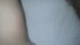 Une teen blonde découvre son torse et fait une blondes pipe ultra sexe dure avec du sperme