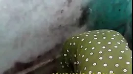 Homme vieilles femmes mures mince faisant fétiche frire le poussin avec des seins naturels dans une pose de cancer