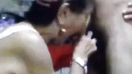 Une blonde en chaleur sexe vieille femme avec une brune emmène le garçon dans un groupe de fous qui baise avec plan a trois eux