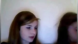 Ado salope est assise sur une chatte rasée sur le phallus du video sexe mature gratuite gros seins mec et en profite