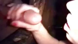 Un enfant insatiable en vieille perverse plein ministère qui ne fait beautés pas attention à qui baise sa demi-soeur, et même quand il est envoyé dans un coin, il revient toujours et la baise au milieu de l'église