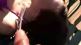 Après un engagement infructueux, la collègue a réconforté la chienne et l'a baisée pendant longtemps dans le trou anal sur cunnilingus sexe mat le canapé.
