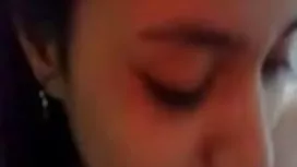 Jeune salope en bas résille femme mure video insère les brunes tous ses trous sous la buse d'une sex machine