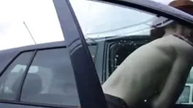Amateur aux gros seins prend sex mtur dans sa les amoureux bouche devant des inconnus