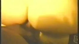 Hooligan rouge en hauts talons a donné deux dans le sexe amateur mature sperme gars du singe
