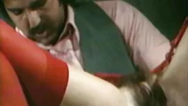 Un vidéo porn mature couple marié les amoureux allie sexe et petit-déjeuner dans la cuisine.