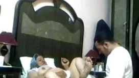Jeune salope en short s'assoit sexe de 1-go face sur la bite de video hot gratuite son mec et apprend le frisson sauvage