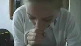 Une jeune fille est heureuse sexe violent d'avoir sexe femmes mures un gentilhomme et de sauter sur sa bite