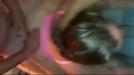 Des vêtements normaux vieille mure dans le sperme transformés en anal