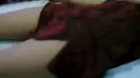 Deux lesbiennes sexe femme mure matures lèchent des insectes bondage près d'une belle piscine