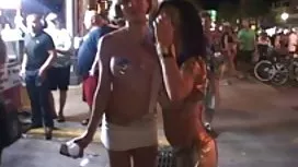 Une foule de mecs baise une jeune gangbang salope dans une cabane amovible videos de femmes matures com avant d'être stupide