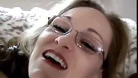 Petite jeune mature gros seins salope les amoureux suce une bite énorme d'un monsieur désireux