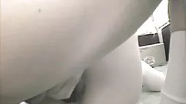 Mère et fille se déshabillent sexe dur et baisent mature le mec de toutes les manières possibles