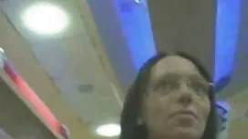 Une jeune belle vieille mannequin baise avec un coquin sur le balcon et choque en public ses voisins