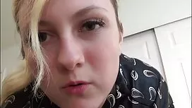 La jeune Latina hairy est venue chez son riche femme sexe mature petit ami et l'a baisée au bord de la piscine, jambes écartées