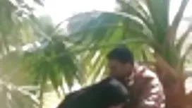 Un jeune mannequin porno montre ses seins lors vieille x du casting et baise avidement un sexe de 1-go face homme