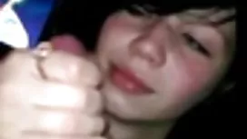 Jeune beauté beautés mature sexe tube suce le phallus du petit ami et l'obtient dans la chatte dans la cuisine