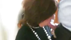Sexy les amoureux femme au foyer mature sexe mature vidéo invité plombier à nettoyer sa bite pipe