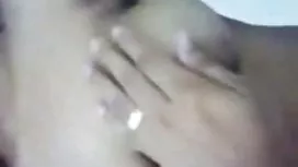 Une poulette mignonne veut être fellation dans une tendance comme ses copines et prendre quelques selfies érotiques et elle appelle à l'aide un gars qui la baise avec joie dans video sexe anal gratuit le trou anal et après avoir fini son visage fait des photos étonnantes