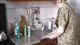 La exe mature fille a une devise de vie: il faut tout prendre et cette nuit-là, elle trouva un mâle alpha avec une grosse bite et le traîna jusqu'à chez elle, sucant à peine son énorme bite, elle jeune grimpa sur lui et réalisa qu'elle finirait plus d'une fois avec ce gars