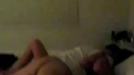 Grand-mère anglaise dans la grille les amoureux étend les femmes mures en video murs de son vagin poilu