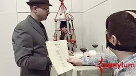 Femme d'âge mûr baisée avec impatience dans les video amateur mature bois vieux baba avec un passant aléatoire