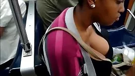 La maîtresse video sexy femme mure dildo punit le chat avec un strap-on