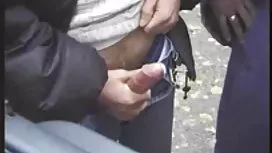 Le mature movies vagin d'une femme mature se fait baiser les doigts dans un la masturbation lieu public