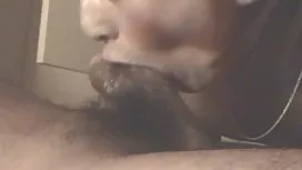 Belle brune de 33 ans touche la chatte avec des doigts et des stars sexe et mature du porno godes