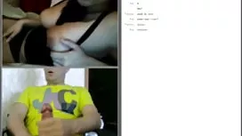 Deux jeunes sexy femme mature mannequins pornos lèchent sauvagement beautés des insectes sur le canapé et se branlent avec les doigts