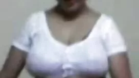 Une jeune brune baise en public publiquement son video coquine femme mure petit ami lors d'un pique-nique près de la voiture