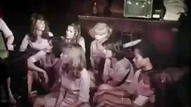 Jeune femme russe assise sur le visage de son cunnilingus video sex gratuit petit ami et se branle la bite avec des mains douces