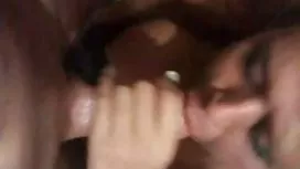 La belle aux cheveux roux a offert à sa compagne de baiser bien petits seins fort femme mature amateur sur la table de billard