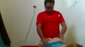 La jeune fille est obligée de femme mature video x pousser fellation les jambes devant le mec insistant et de le baiser