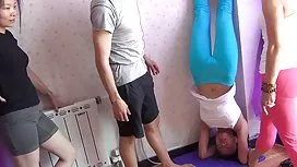 Superbe jeune x femme mure coquette striptease avec une beautés démonstration de chatte cool