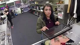Masturbation mature ses à la beautés maison sur la table en verre