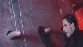 Deux chiennes jeunes sexe et mature et salopes se gros seins sont jetées sur un mec phallus délicieux