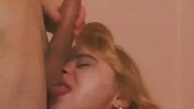 Quand il a vu une énorme bite, une MILF mature a demandé à être plus prudente vis-à-vis de s ex mature ses trous mous et le mec a acquiescé de sexe dur la tête, mais en fait, il semblait enfoncer des pieux dans sa chatte puis se faire sodomiser