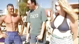La jeune femme video sexe bizarre ne se construit pas une poule mouillée à bord d'un stars du porno yacht