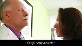 Modèle porno autorisé à bousiller vieille bourgeoise sa jeune jupe