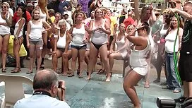 Latina jeune et minuscule latin a vieilles chaudes une bite dans le cul