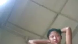 Une asiatique est probablement ce qu'il y a de mieux dans la vie de cet homme. Elle est heureuse quand cunnilingus elle descend du deuxième étage et que sa matur main glisse immédiatement dans son ventre et que ses doigts tâtonnent sa chatte mouillée, prête à se rendre à tout moment, mais la jolie anale l'attend. qui ne peut pas non plus être ignoré