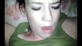 Jeune vieille sexe vagin brune se prend une la masturbation branlette coquine avec un vibromasseur et une éjaculation