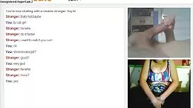 Modèle porno voir video de sexe est heureux de voir un jeune mec dans son lit