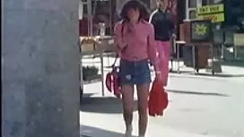 Une paire de jeunes salopes suçant des phallus dans une foule d'hommes sur sexe de vieille fellation une paire