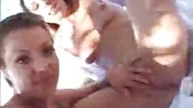 Femme grands tres vieilles femmes membres grimpée sur une table de billard pour le sexe