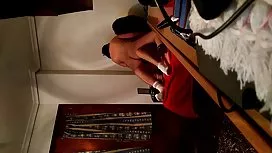 Le gars a aidé sa petite amie à réparer sa voiture shaved et sa mère a immédiatement trouvé un moyen de remercier le garçon assis mature en chaleur sur sa bite