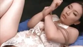Tôt le matin, mon beau-père attendait le retour de sa fille adoptive et la chienne endormie essayait de compenser sa culpabilité, mais il ne l'écoutait pas et lui donnait une fessée et tirait sur sa bite vieille gros seins bosselée avec grands membres une chatte chauve.