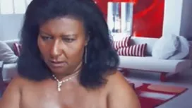 Chatte d'une fille mature avec des naked mature seins élastiques sera bien baisée par la masturbation un vibrateur