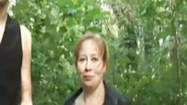 La bite de l'homme reçoit beautés une fellation différente video de sexe hard de la jeune fille espiègle